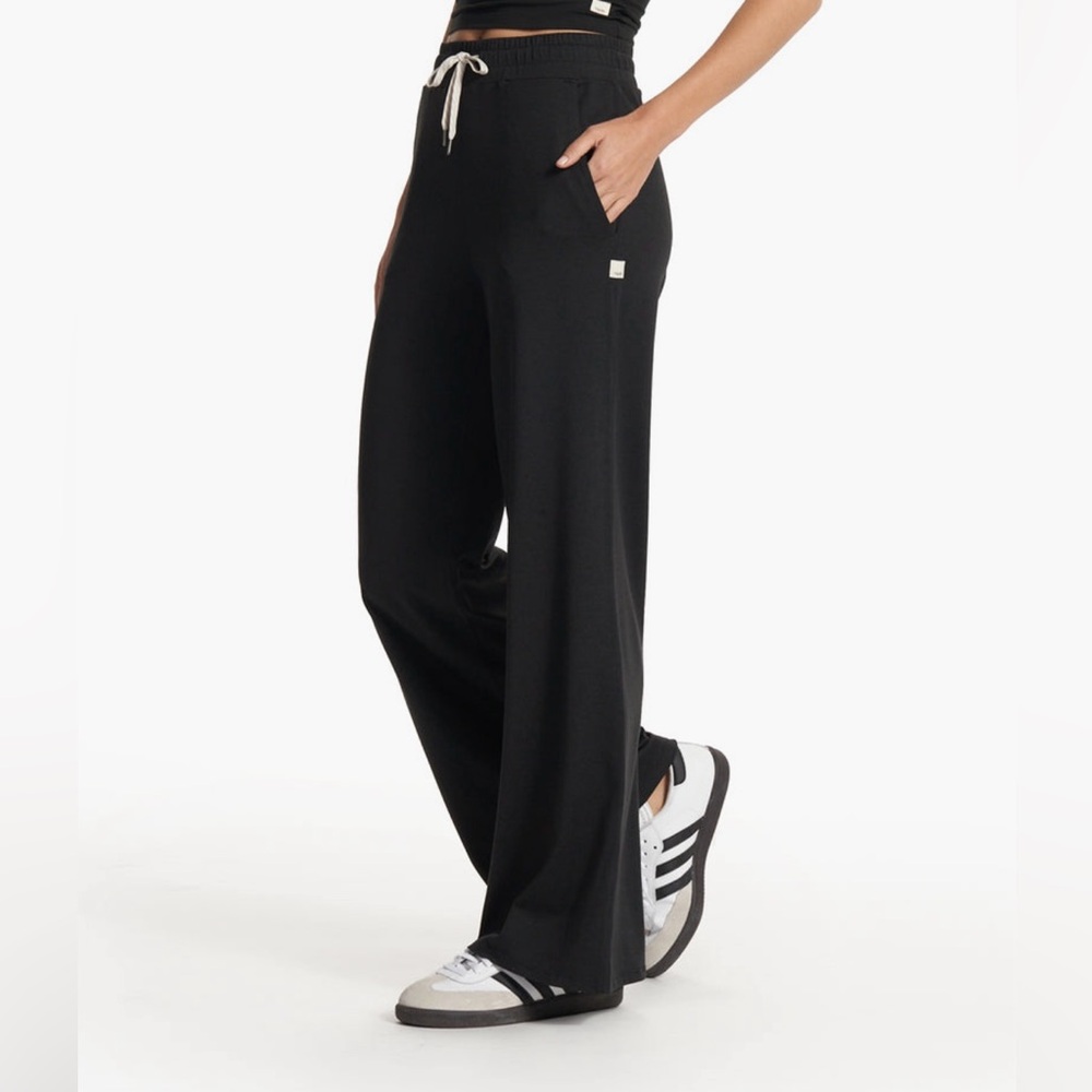 New With Tags - Vuori Halo Essential Wideleg Pants in Black Heather size Medium